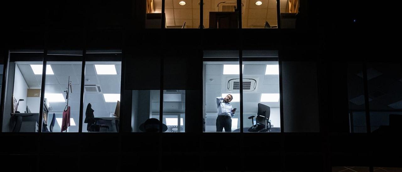 Consultores trabajando hasta altas horas de la noche, en un edificio de la avenida Diagonal de Barcelona.