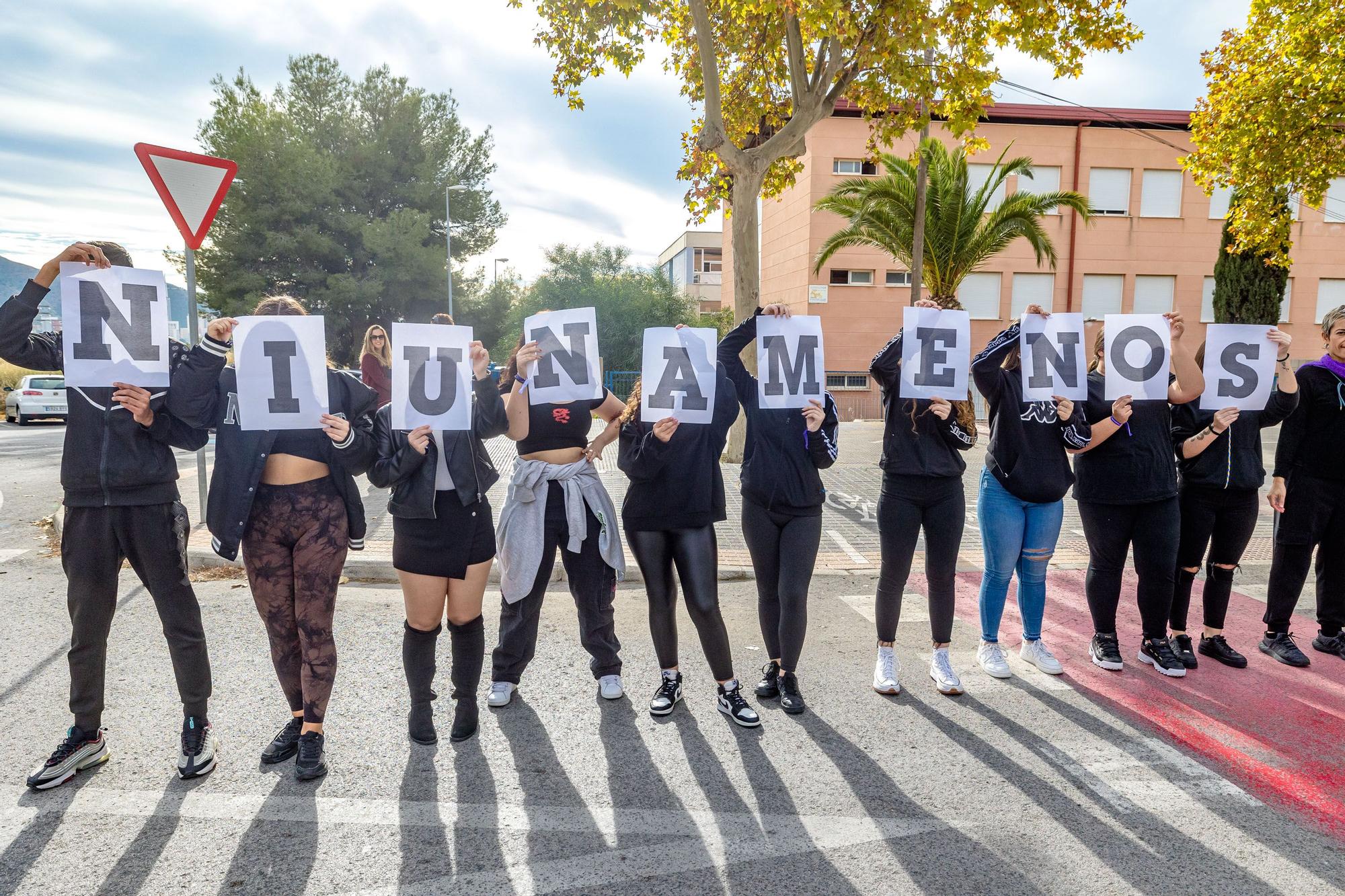 Alumnos de los institutos de Benidorm forman una "Cadena Humana" en la zona escolar del Salt de l'Aigua contra la violencia de género