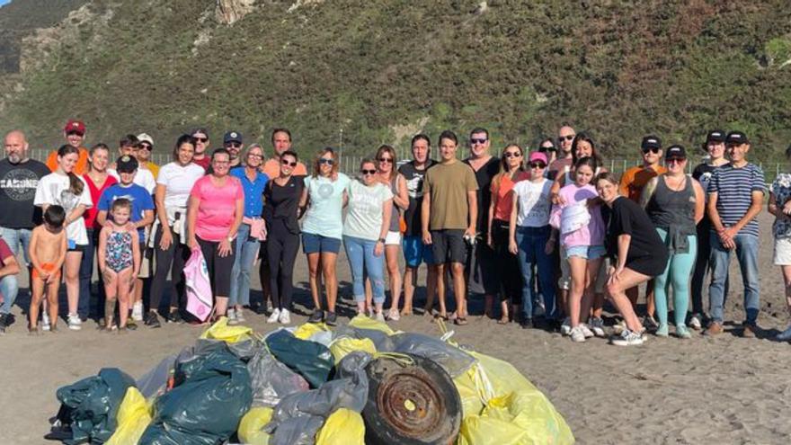 Voluntarios del Grupo Díaz Carbajosa recogen más de 120 kilos de plásticos en la playa de Los Quebrantos