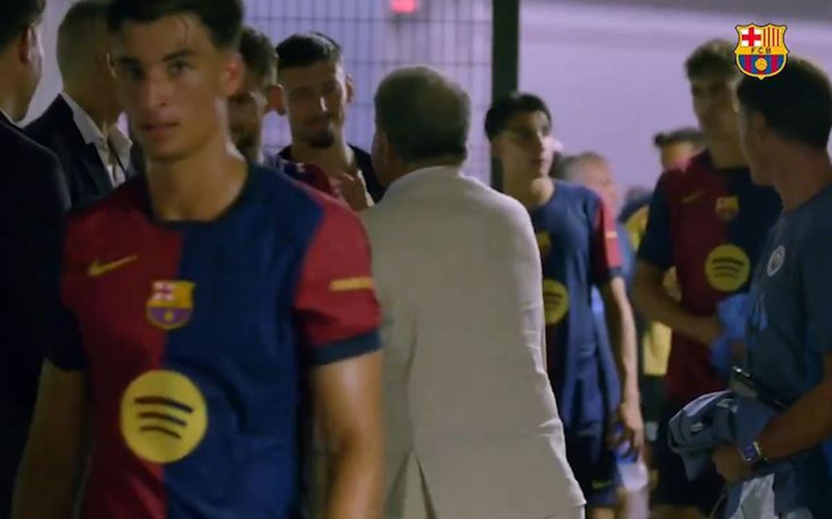 El presidente Joan Laporta saludó a los jugadores después del triunfo ante el City