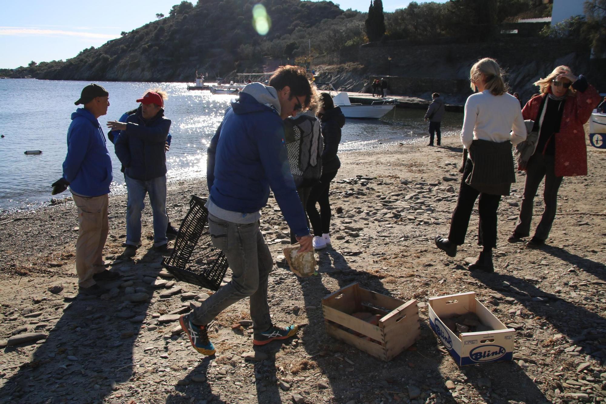 Retornen una tona de "passanelles" a la platja de Port Lligat