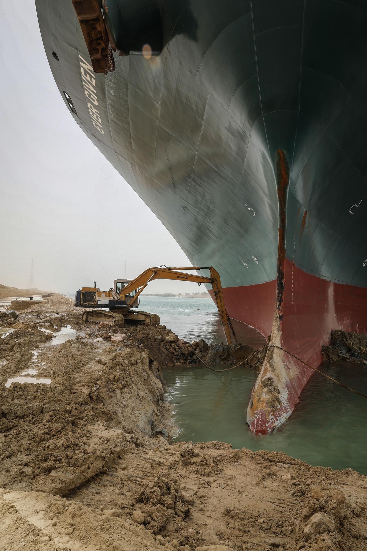 Imagen del buque varado que obstaculiza el Canal de Suez.