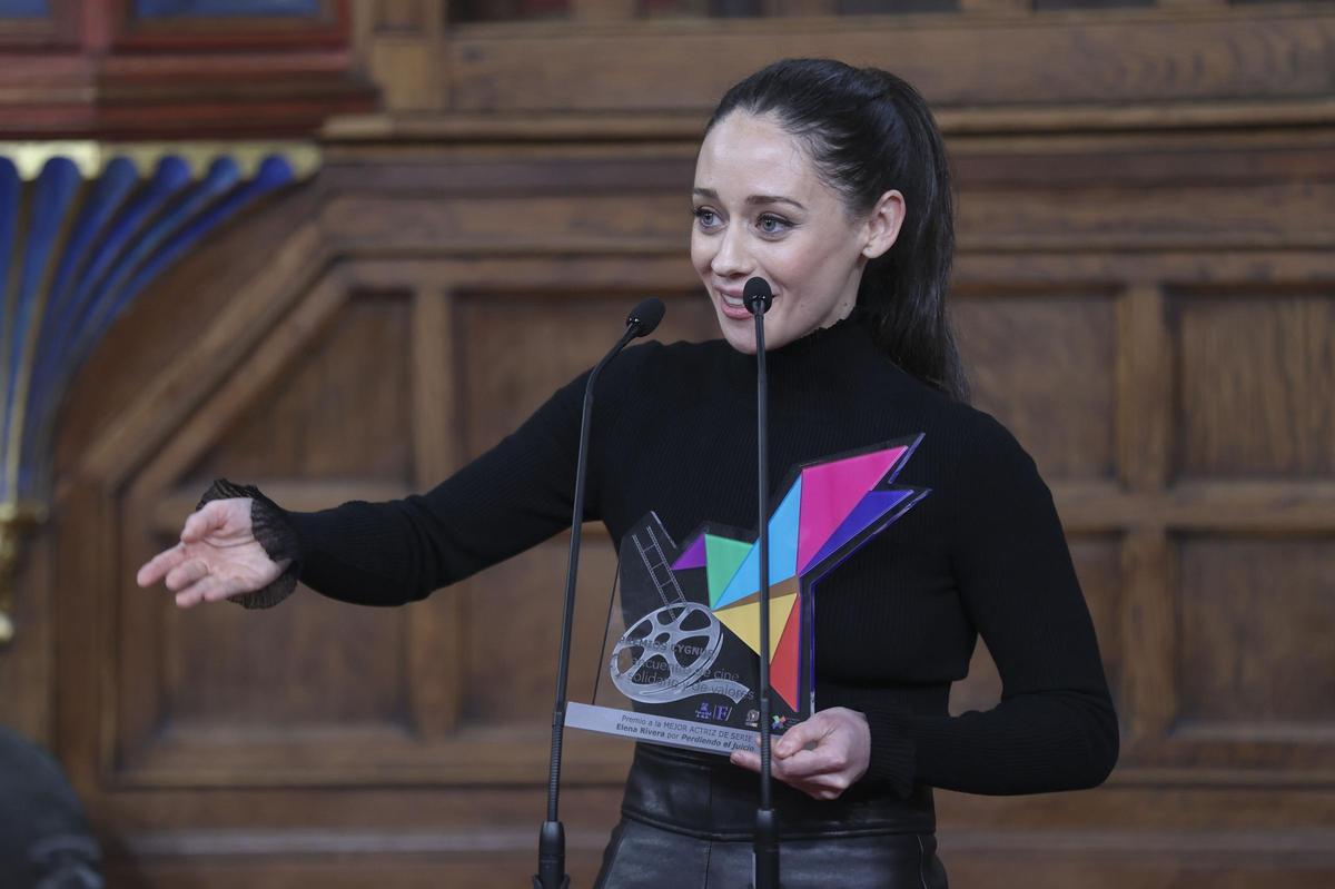 Elena Rivera con su premio al recibirlo en Alcalá de Henares este miércoles.