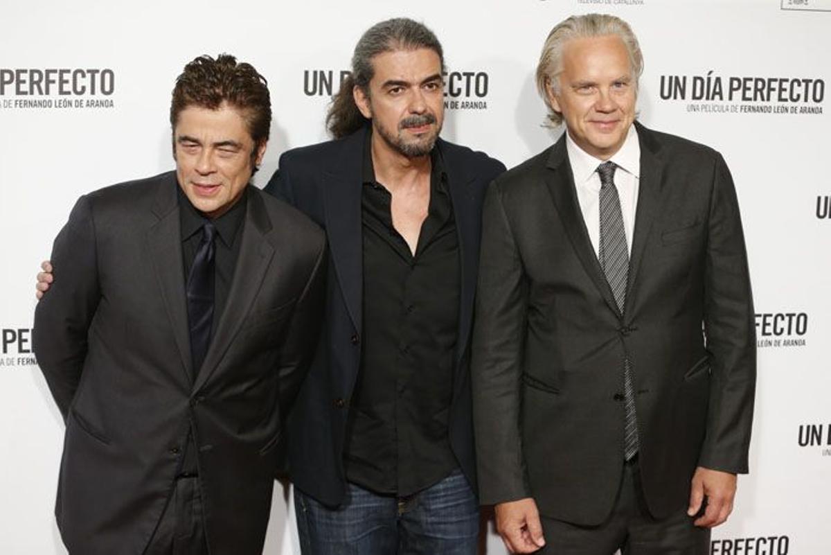 Benicio del Toro, Fernando León de Aranoa y Tim Robbins en el estreno de 'Un día perfecto' en Madrid