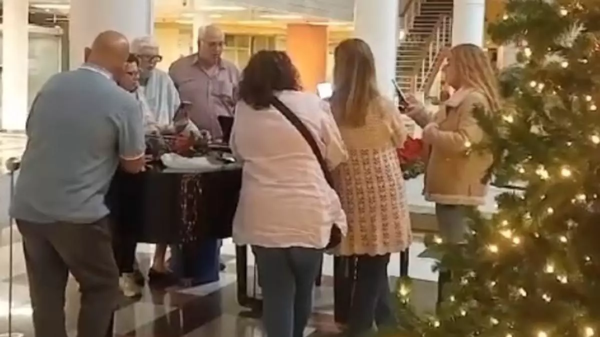 El mágico momento en el Hospital Negrín: pacientes y familia cantan juntos