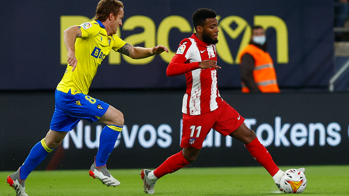 Lemar y Álex Fernández pugnan por un balón en el partido en Cádiz.