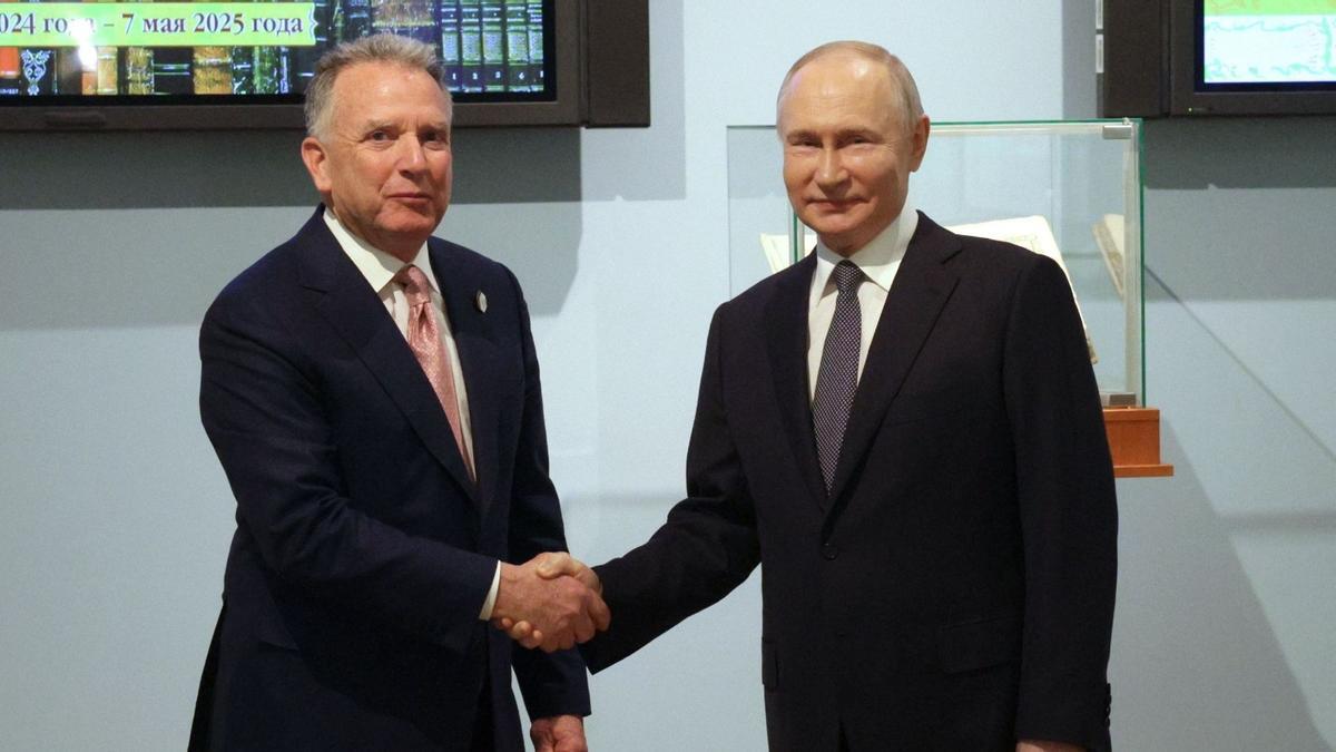 Steve Witkoff (izquierda) estrecha la mano de Vladímir Putin, este viernes.