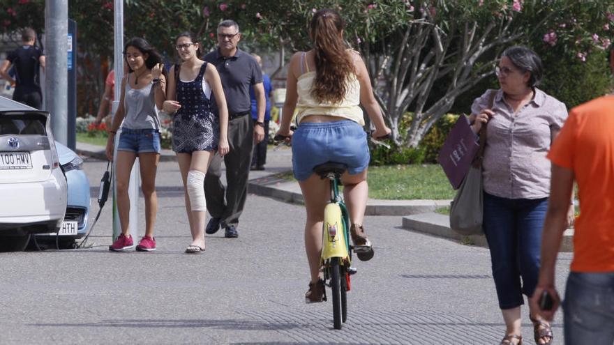 Girona engega una campanya per evitar que els ciclistes circulin per les voreres