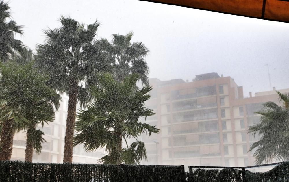 Una fuerte tormenta descarga 13 litros/m2 sobre Alicante en tan solo diez minutos