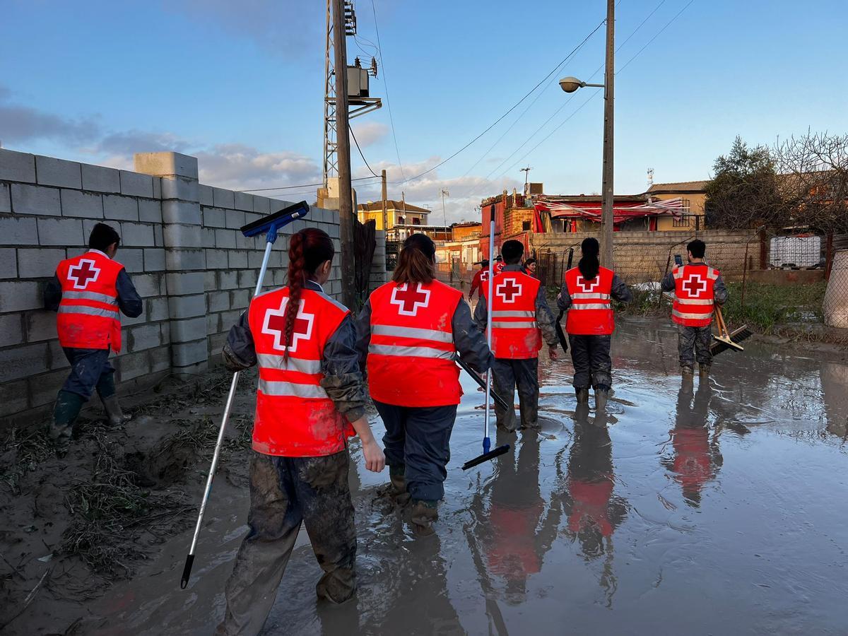 Labores de limpieza por voluntarios de Cruz Roja en las parcelaciones de Córdoba.
