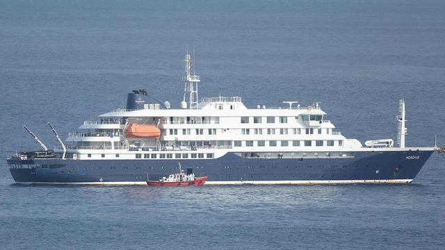 Una embarcació sanitària al costat del creuer
MV Hondius, davant les costes de Cap Verd. | AFP