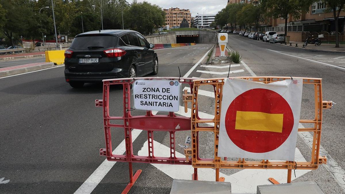 Un coche accede a una zona de restricción sanitaria, en el municipio madrileño de Alcobendas, el pasado 4 de octubre