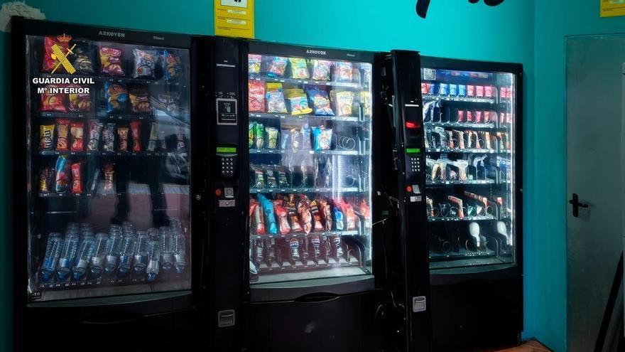 Detenido un vecino de Muxía acusado de robar en máquinas expendedoras de Cee