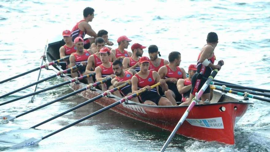 Los tripulantes de la trainera Maruxía, de Bueu, ayer, durante la regata de Carril. // Iñaki Abella Diéguez