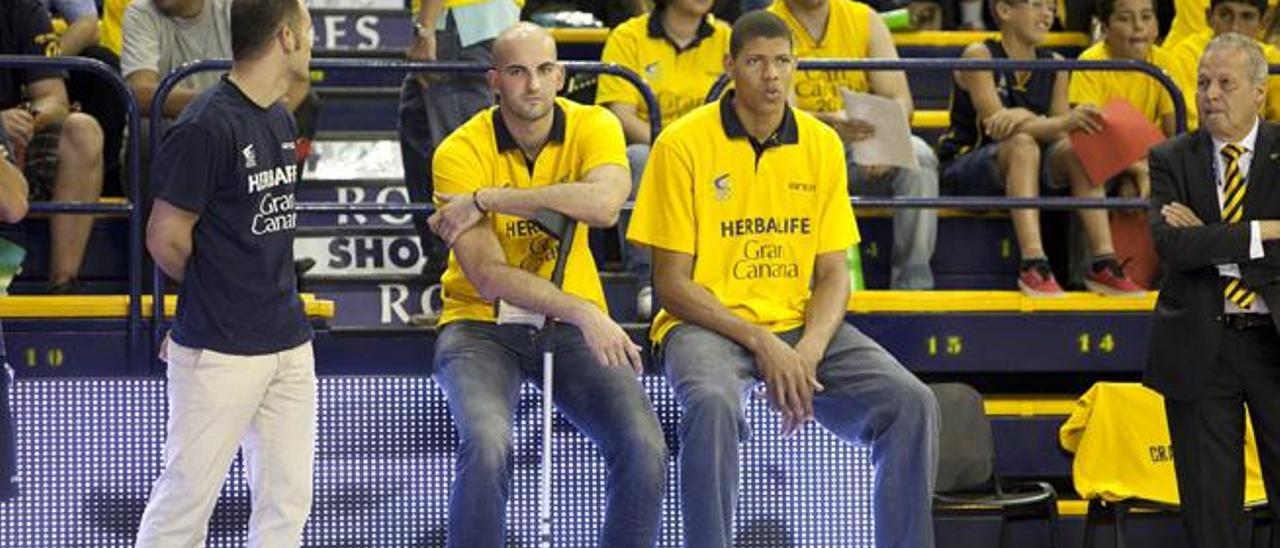 Xavi Rey, con muletas, junto a Edy Tavares en el Centro Insular.