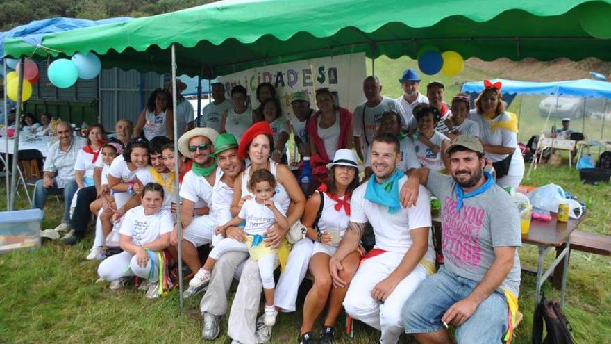 Sara Feito y Emma Riesgo, en el centro, junto a su familia.