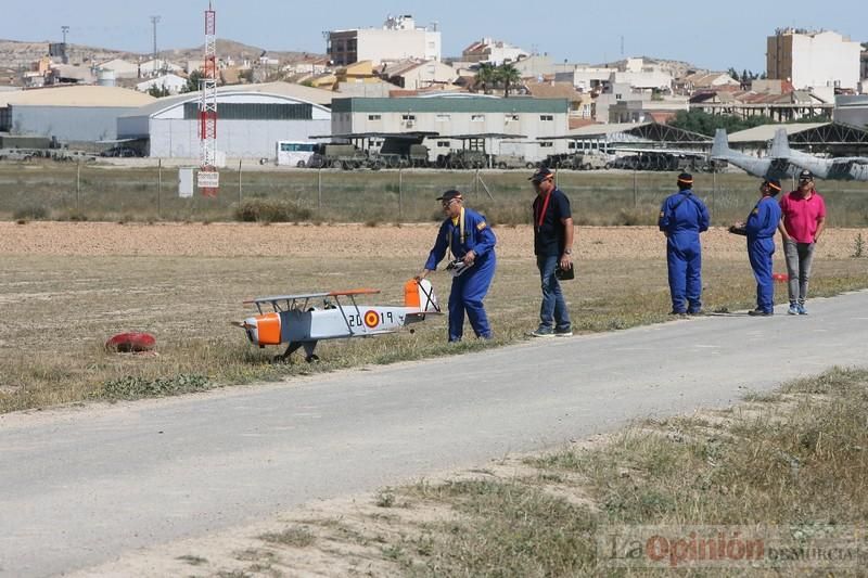 Exhibición de paracaidismo en la Base Aérea de Alcantarilla