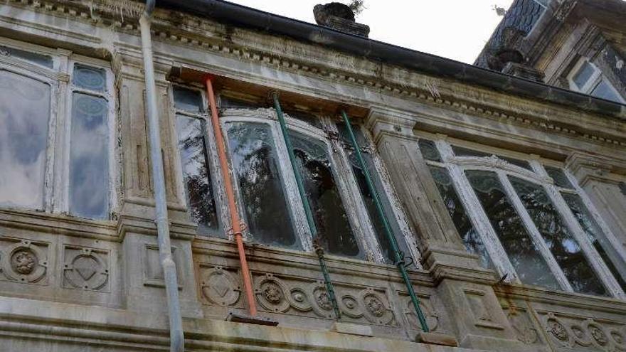 Ventanas apuntaladas en el pazo de Lourizán. // Gustavo Santos