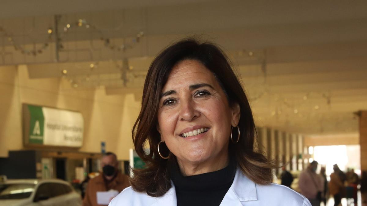 La doctora Carmen de la Fuente, jefa de Medicina Intensiva, en el exterior del hospital Reina Sofía.