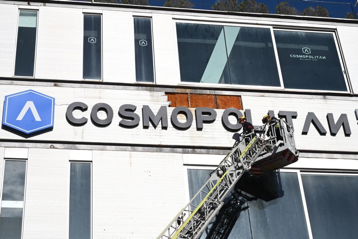 Los bomberos intervienen en Elche ante la caída de placas de una fachada en la avenida de Novelda