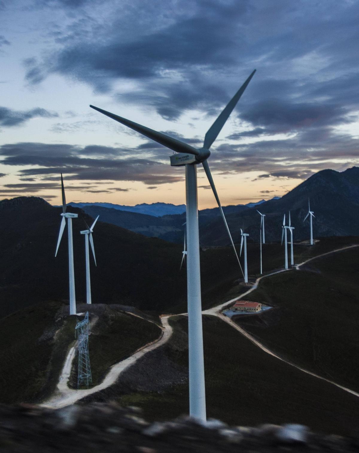 Imagen de archivo de un eólico en la comarca occidental.