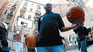 Derrick Sharp, jugador del Maccabi, ahir en la inauguració d’una pista de bàsquet al Raval.