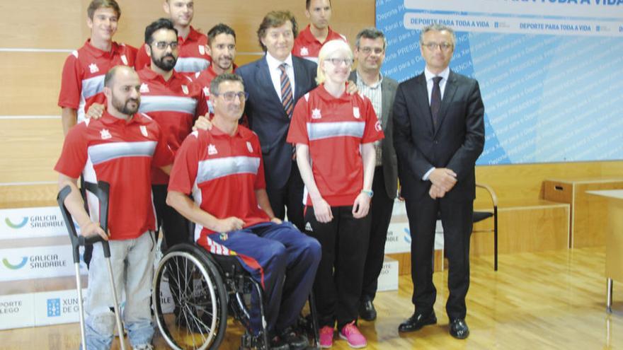 Varios de los deportistas paralímpicos gallegos, con Xosé Ramón Lete, Luis Leary y Agustín Rodríguez.