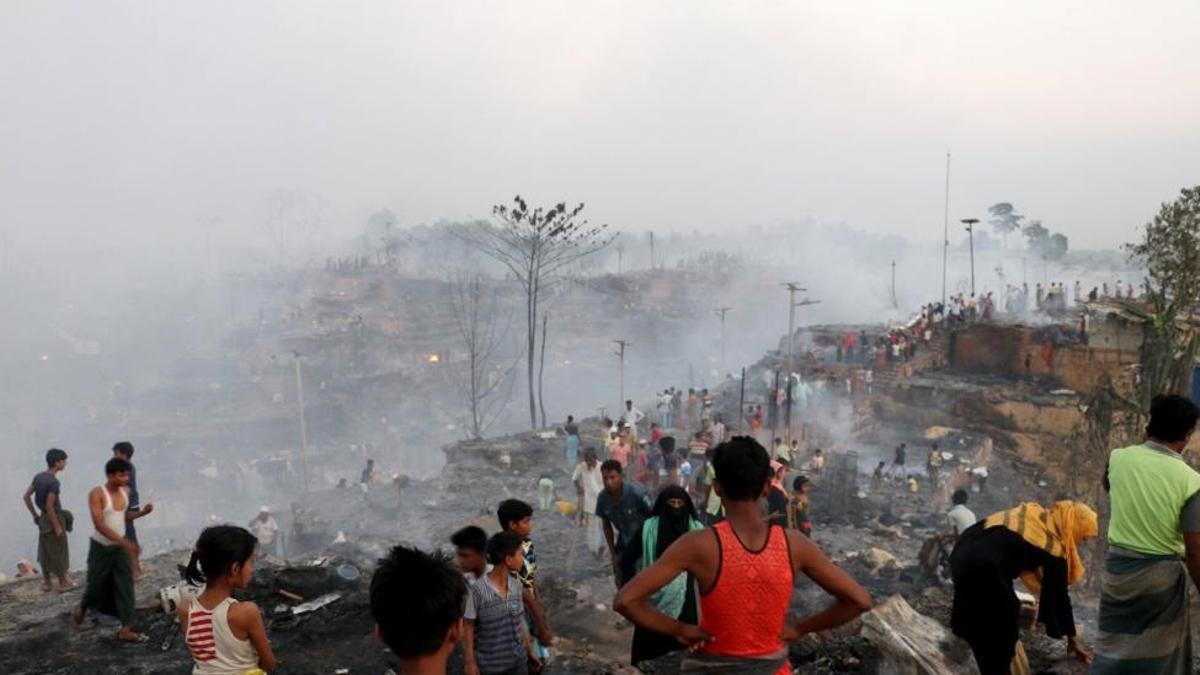Incendio en el campamento de refugiados rohingyás en Cox's Bazar (Bangladesh).
