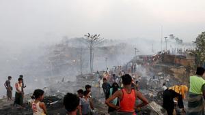 Incendio en el campamento de refugiados rohingyás en Cox’s Bazar (Bangladesh).