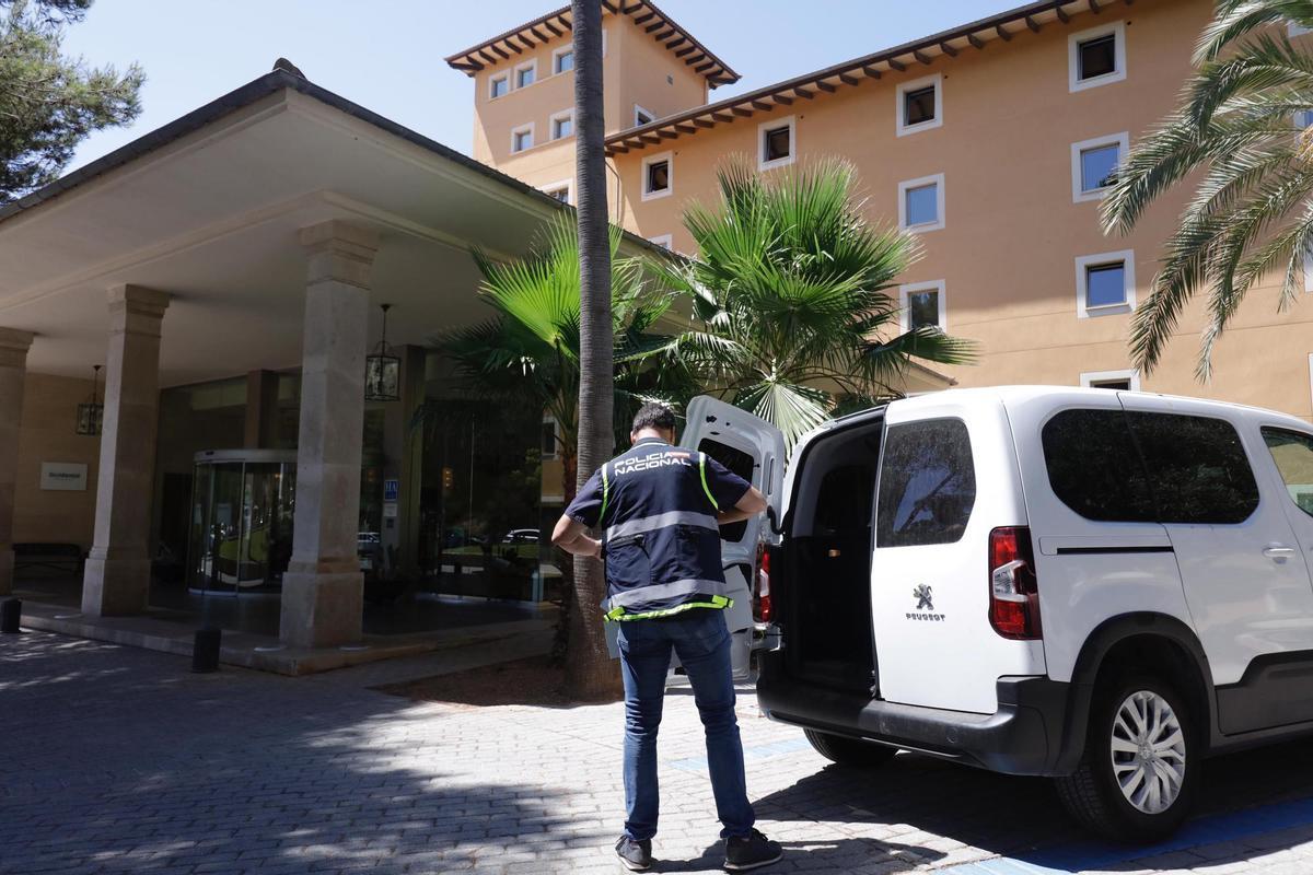 Ein Ermittler der Nationalpolizei am Freitag (14.7.) vor dem Hotel Occidental an der Playa de Palma