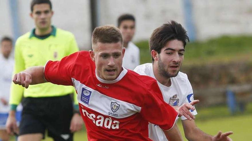 Cayarga conduce el balón ante Pinín.