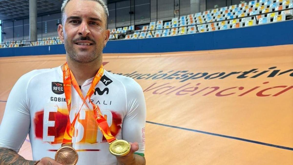 Rubén Tanco posa con las dos medallas obtenidas en los Nacionales de Valencia.