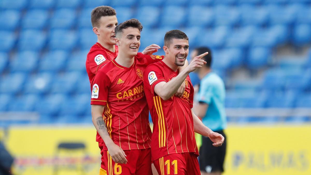 Zanimacchia celebra su gol acompañado por Francés y Nieto.