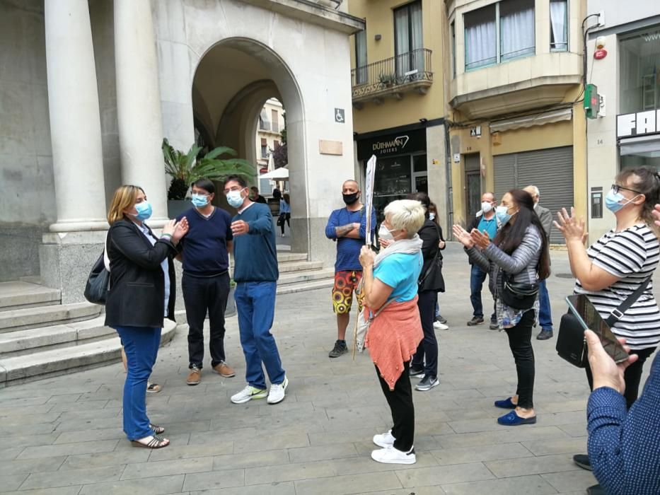 Concentració dels marxants del mercat de la roba