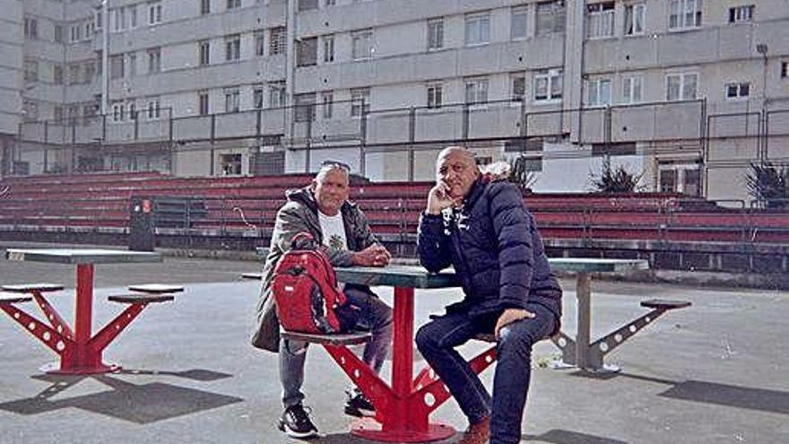 Una de las imágenes que componen el fotolibro &#039;Buenos Aires&#039;, con dos vecinos en las pistas de la calle Nuestra Señora de Fátima.