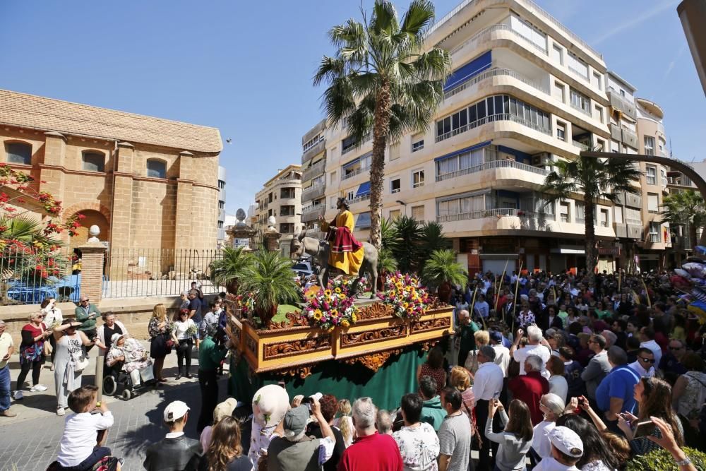 La procesión recorrió el itinerario entre la iglesia del Sagrado Corazón y la Inmaculada en Torrevieja