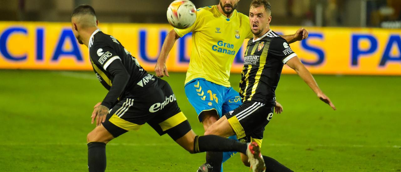 Raúl Navas lucha por un balón con Valentín Vada -dch- y Narváez -espalda-, del Zaragoza, en el duelo de la pasada temporada entre la UD con el conjunto maño