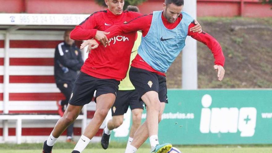 Borja Viguera protege el balón ante la presión de Rachid.