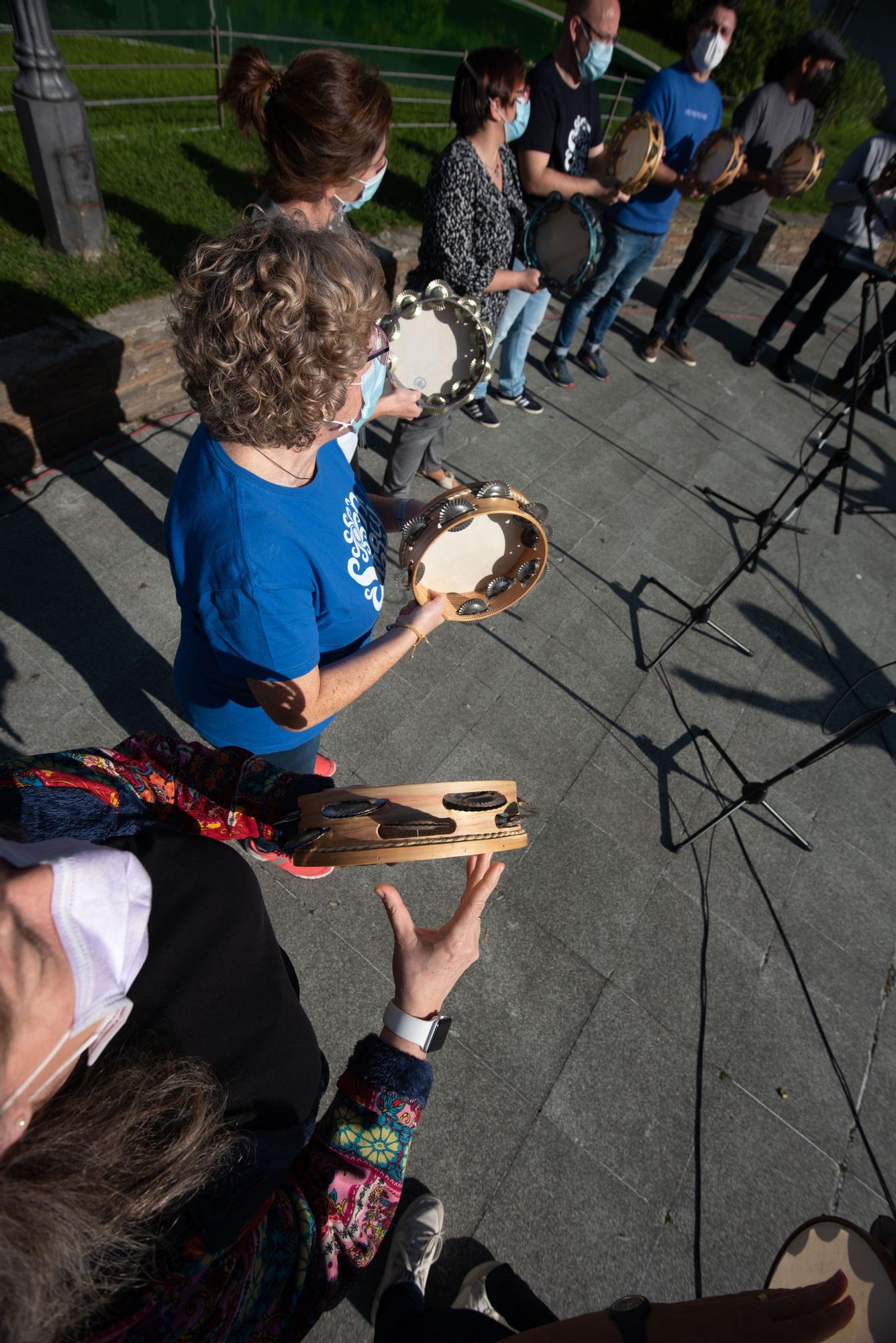 Música y baile en la plaza dos Avós en Montealto