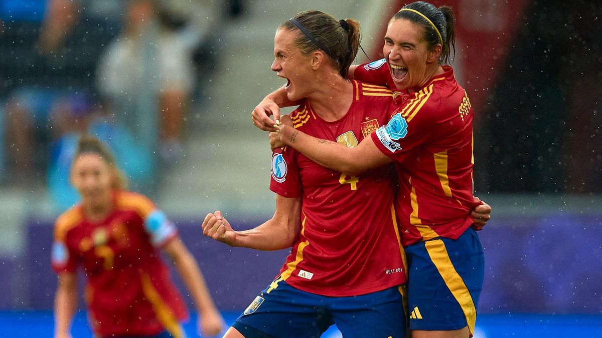 Irene Paredes y Mariona Caldentey celebrando el tanto de la central ante Bélgica
