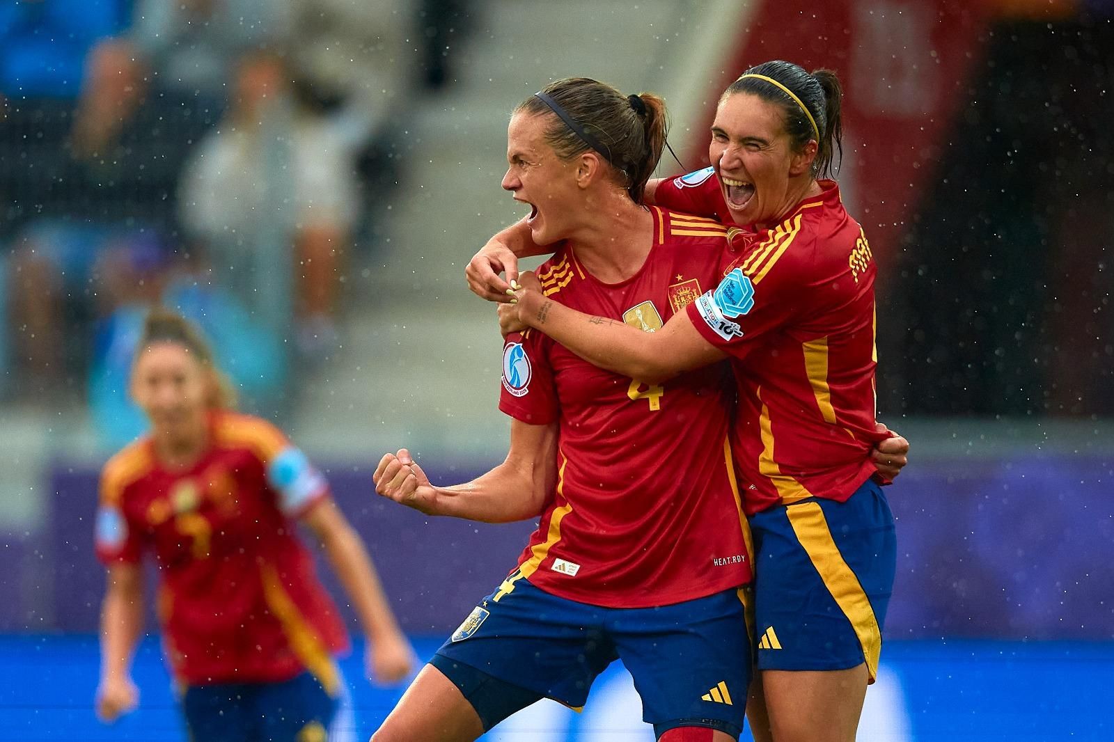 Irene Paredes y Mariona Caldentey celebrando el tanto de la central ante Bélgica