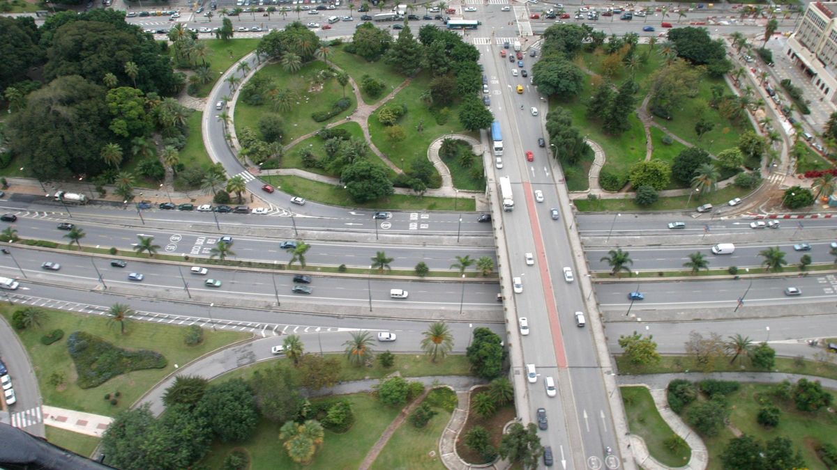 Vista aérea del Puente de las Américas y los jardines de Picasso.