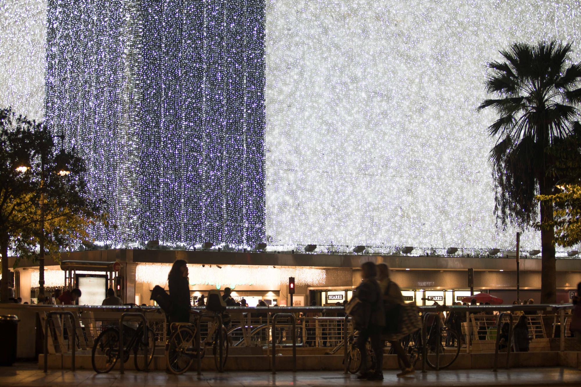 Las falleras mayores Carmen y Nerea encienden las primeras luces de Navidad