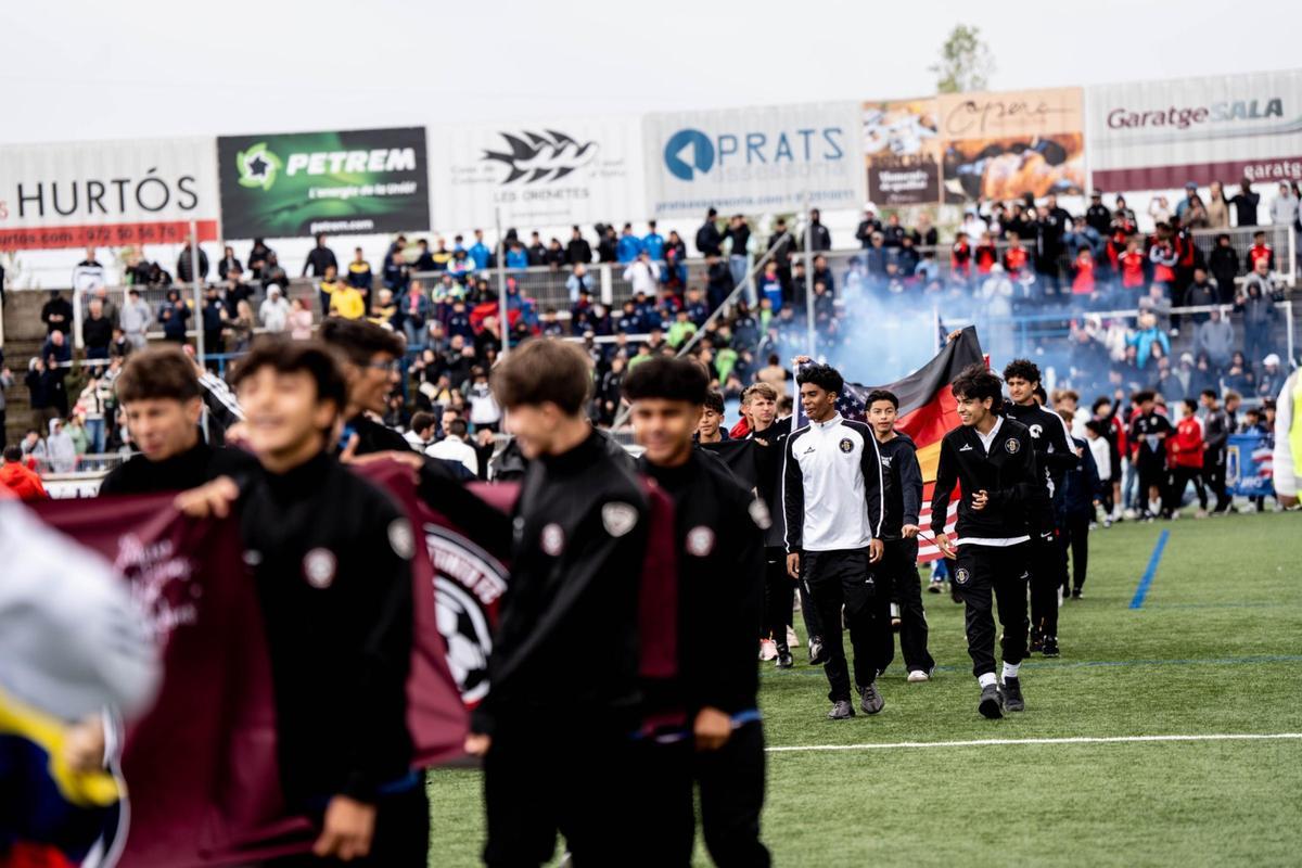 Els protagonistes del MIC desfilant ahir al matí per la gespa de l‘estadi de Vilatenim, a Figueres.