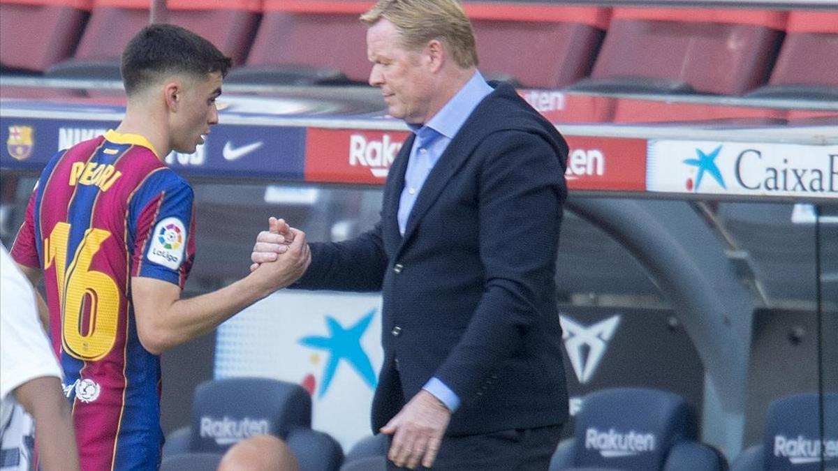 Koeman saluda a Pedri tras sustituirle en el partido contra el Madrid