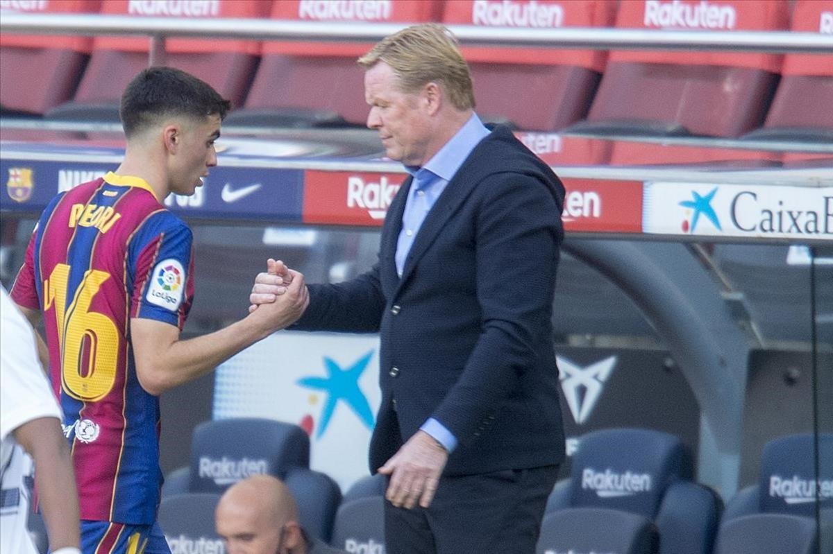 Koeman saluda a Pedri tras sustituirle en el partido contra el Madrid