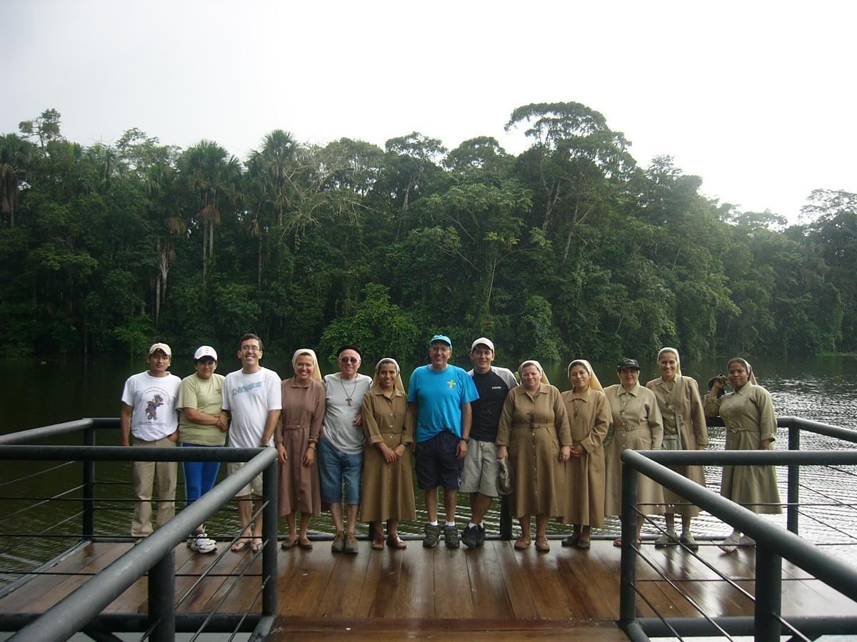 Los misioneros Segundo Gutiérrez Figar, con camiseta de Asturias, y José Manuel García, con boina, en Ecuador.