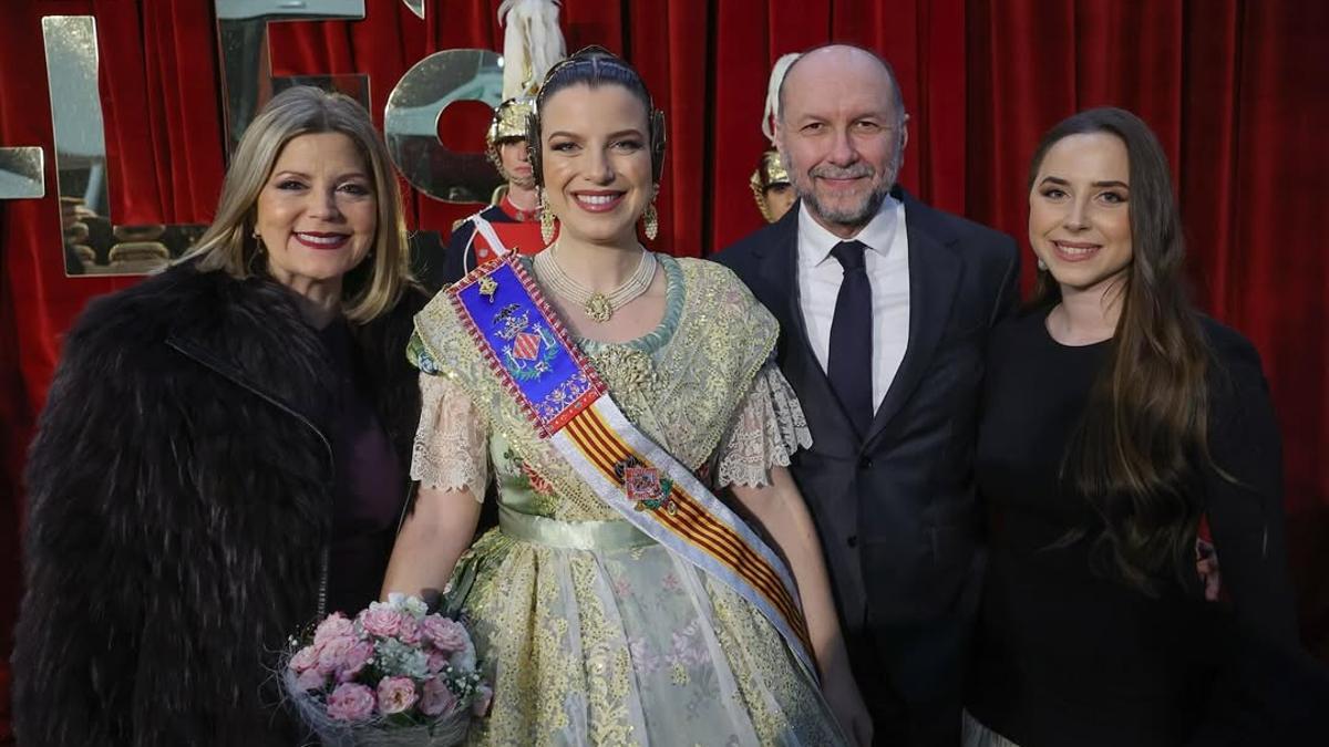 La consellera, con su marido Enrique Montes y sus hijas, el día de la exaltación de Carme como corte de honor