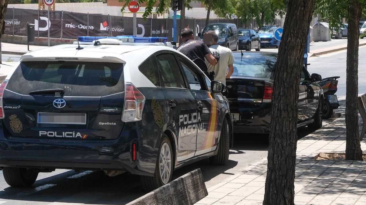 Un Policía Nacional identifica a un vecino del barrio en una imagen tomada este jueves por la mañana.