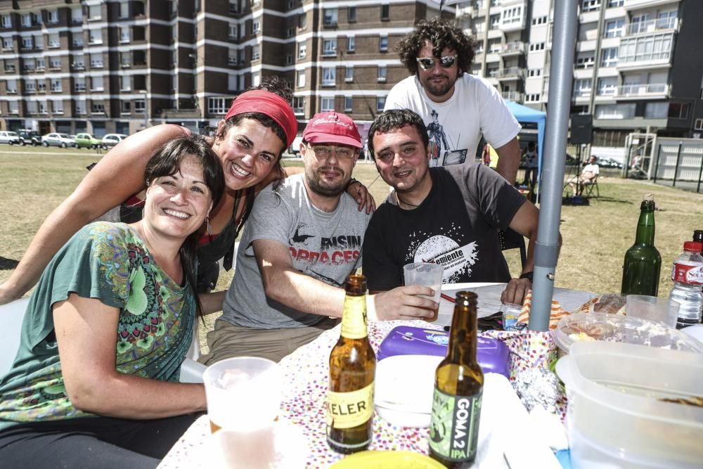 Los vecinos del barrio del Carmen (Gijón), con tortillas y al Solarón